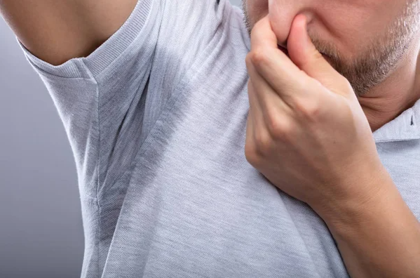 ¿Por qué huele el sudor de nuestras axilas?